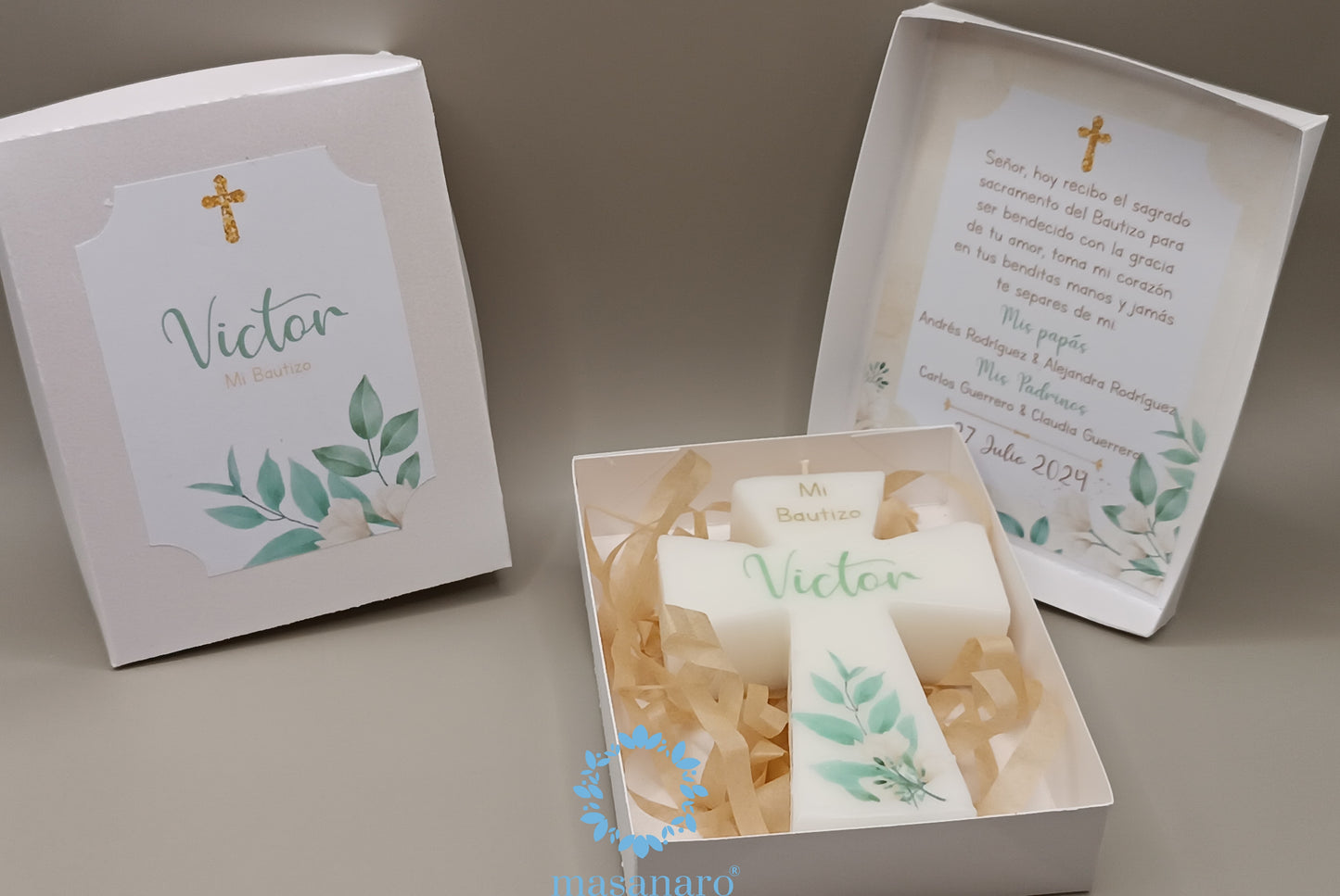 Vela de cruz con caja de cartón. Diseño hojas verdes