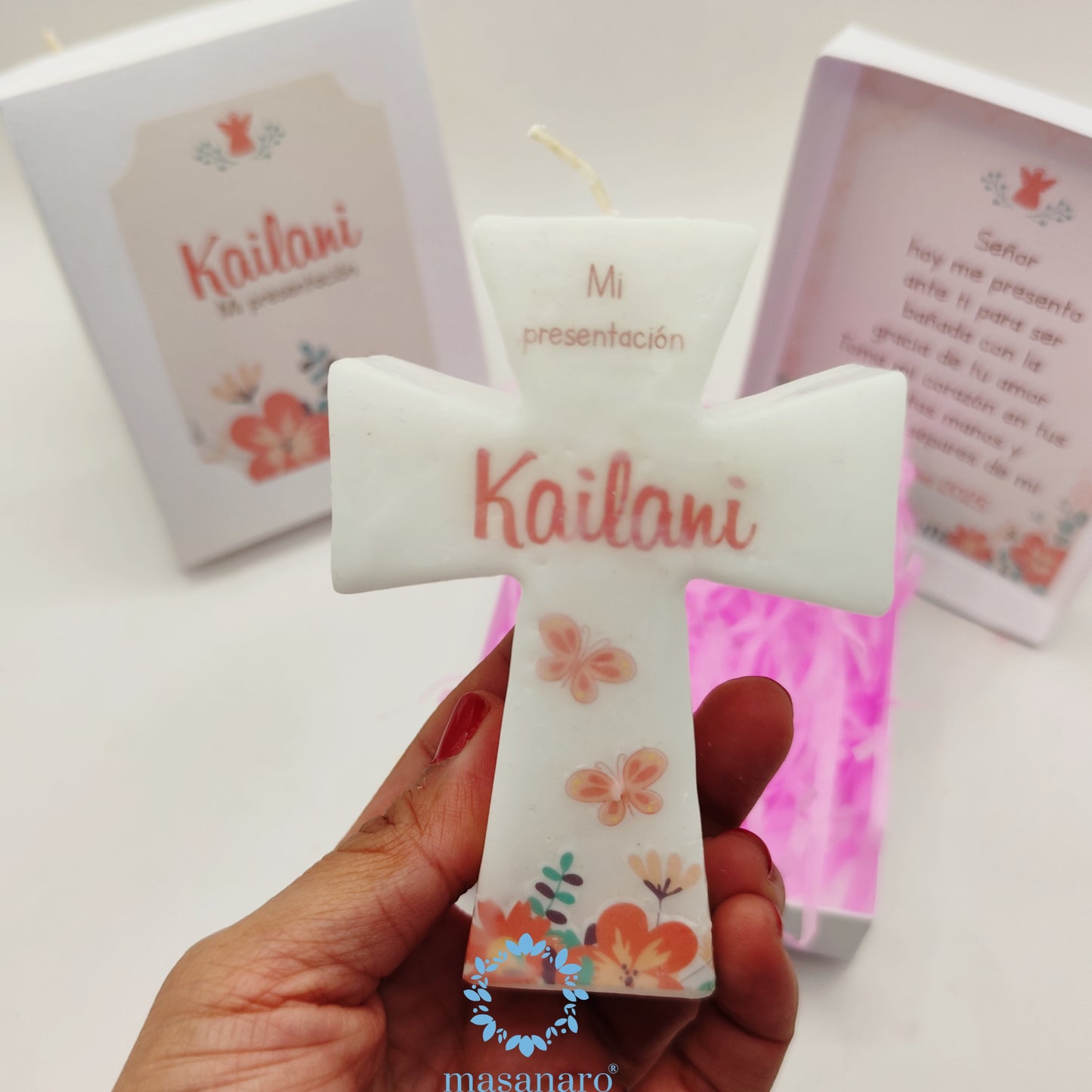 Vela de cruz en caja de cartón. Diseño Flores rosas y mariposas