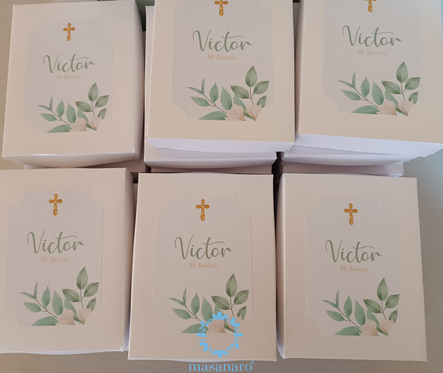 Vela de cruz con caja de cartón. Diseño hojas verdes