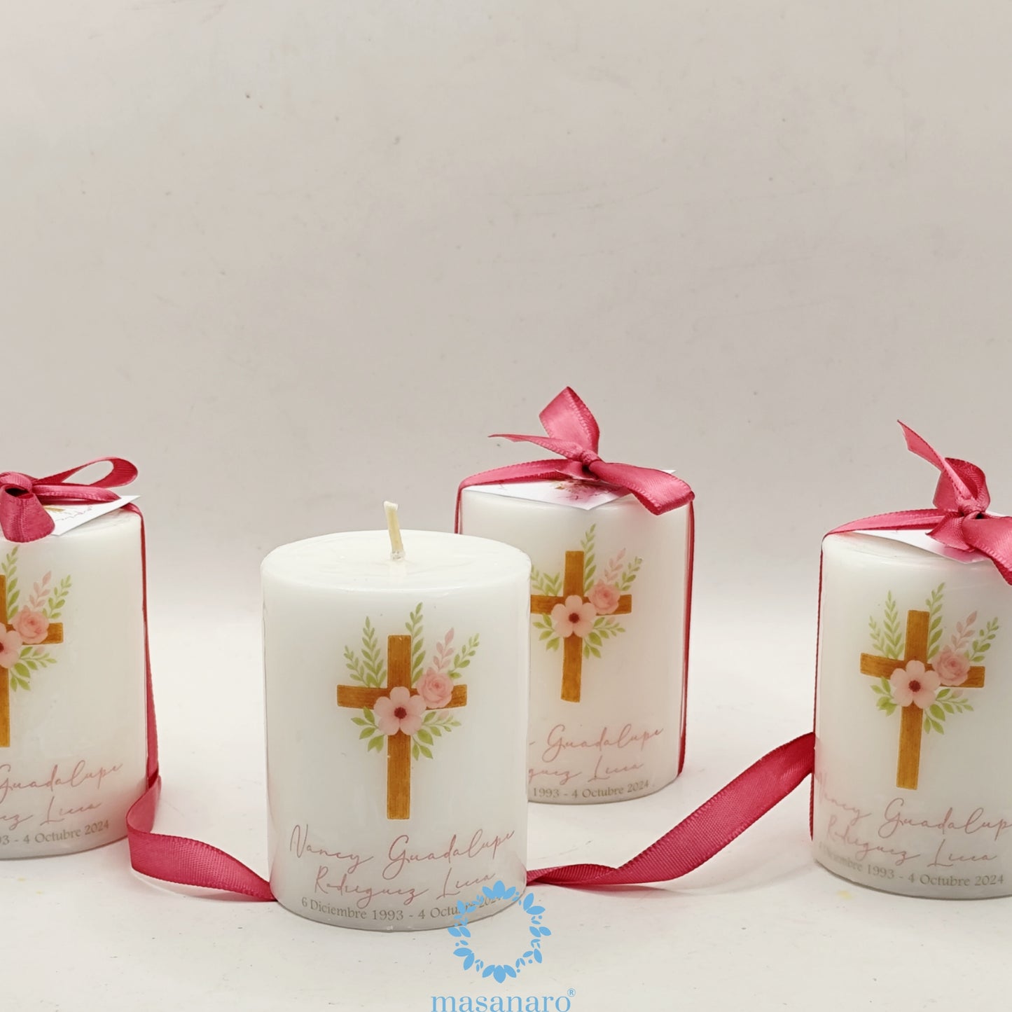 Vela. Diseño cruz madera con flores rosas