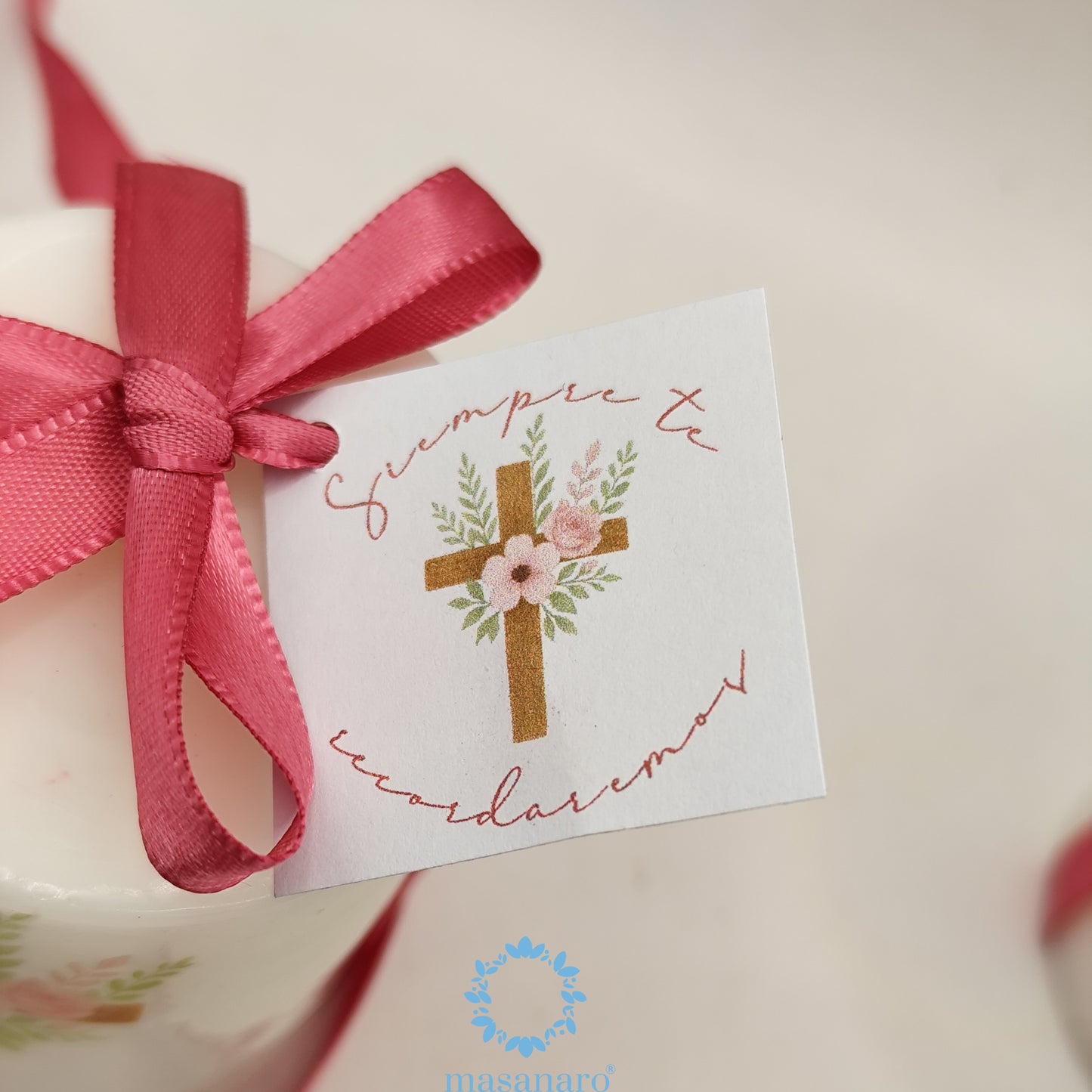 Vela. Diseño cruz madera con flores rosas