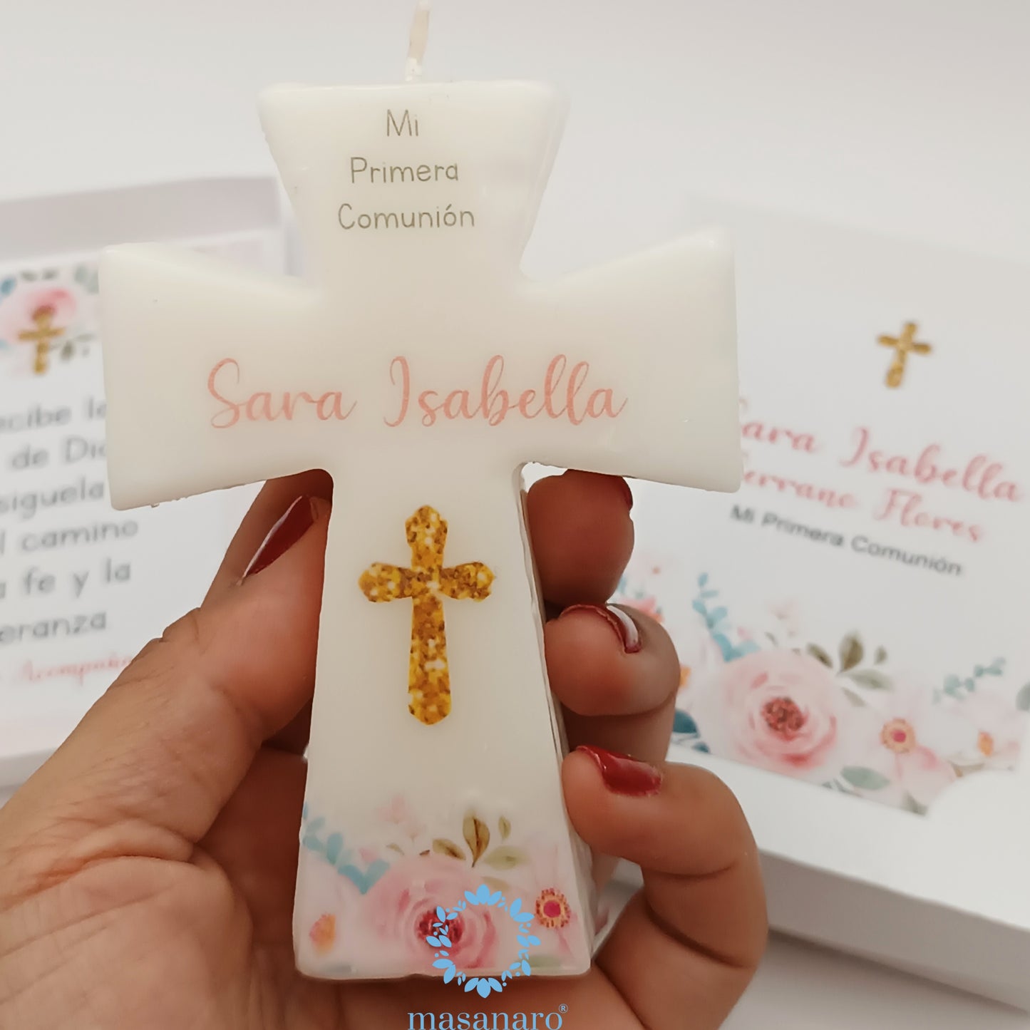 Vela de cruz en caja de cartón. Diseño flores rosas