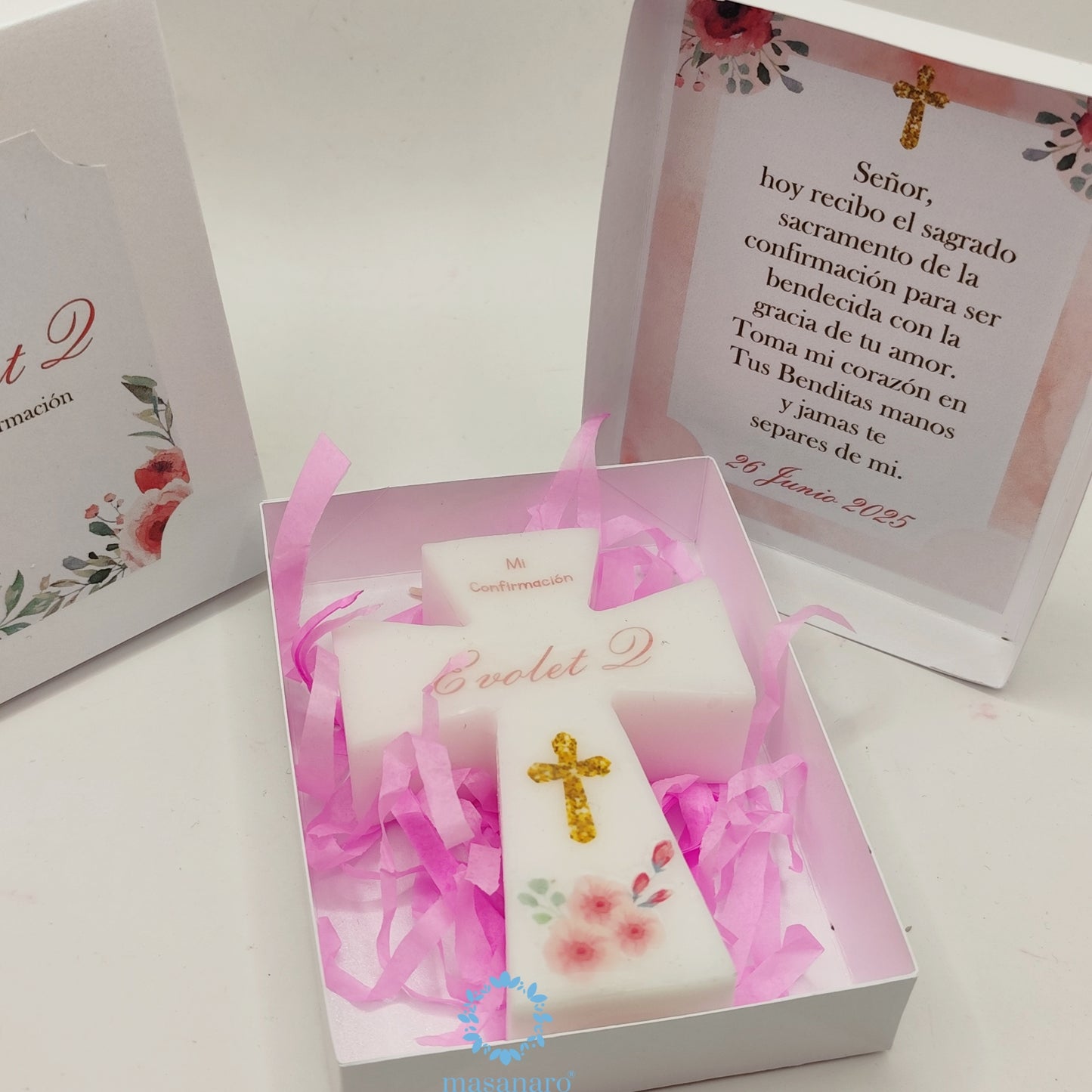 Vela de cruz en caja de cartón. Diseño flores rosas