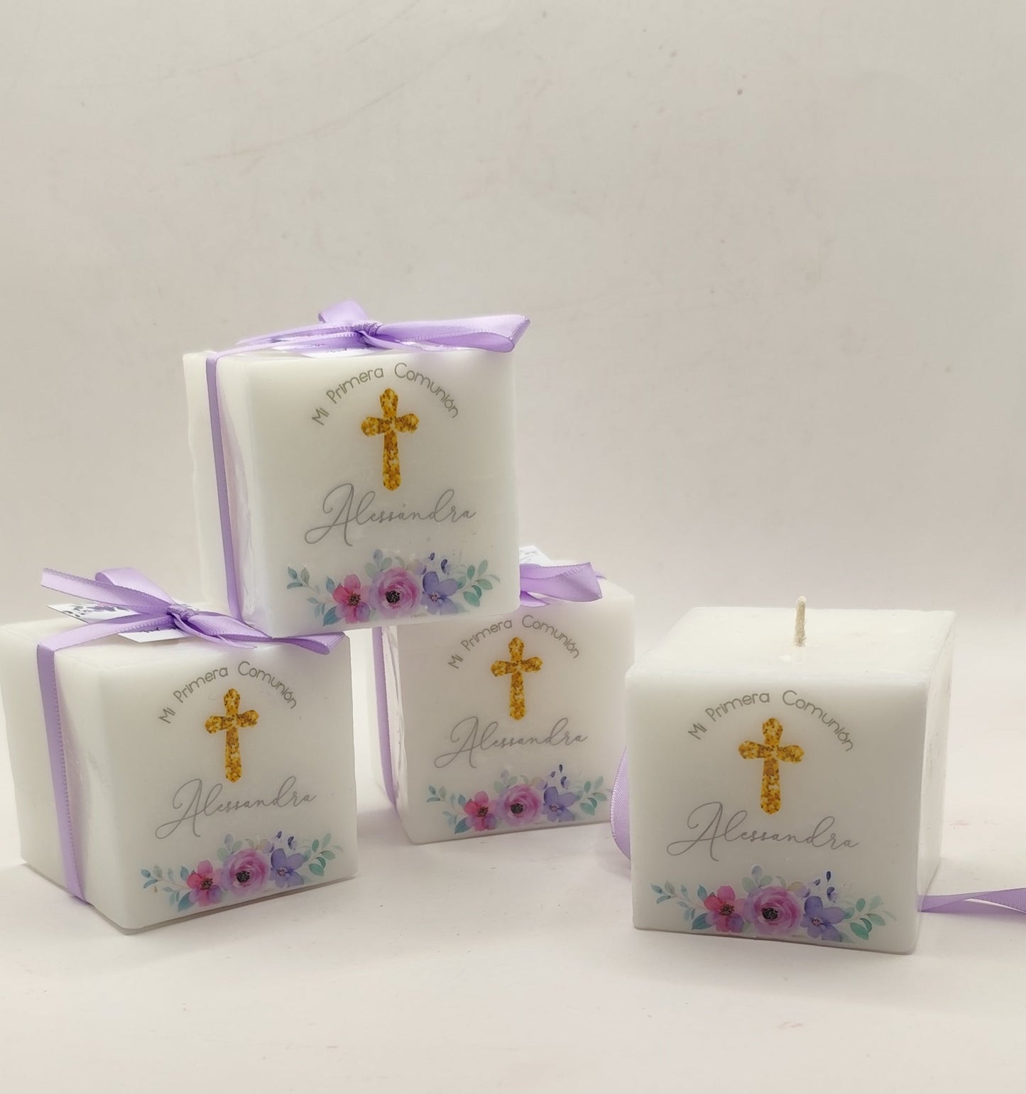 Vela cubo. Diseño flores moradas