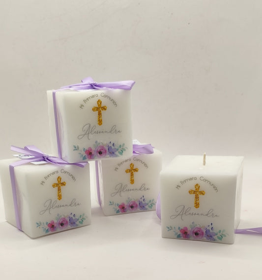 Vela cubo. Diseño flores moradas