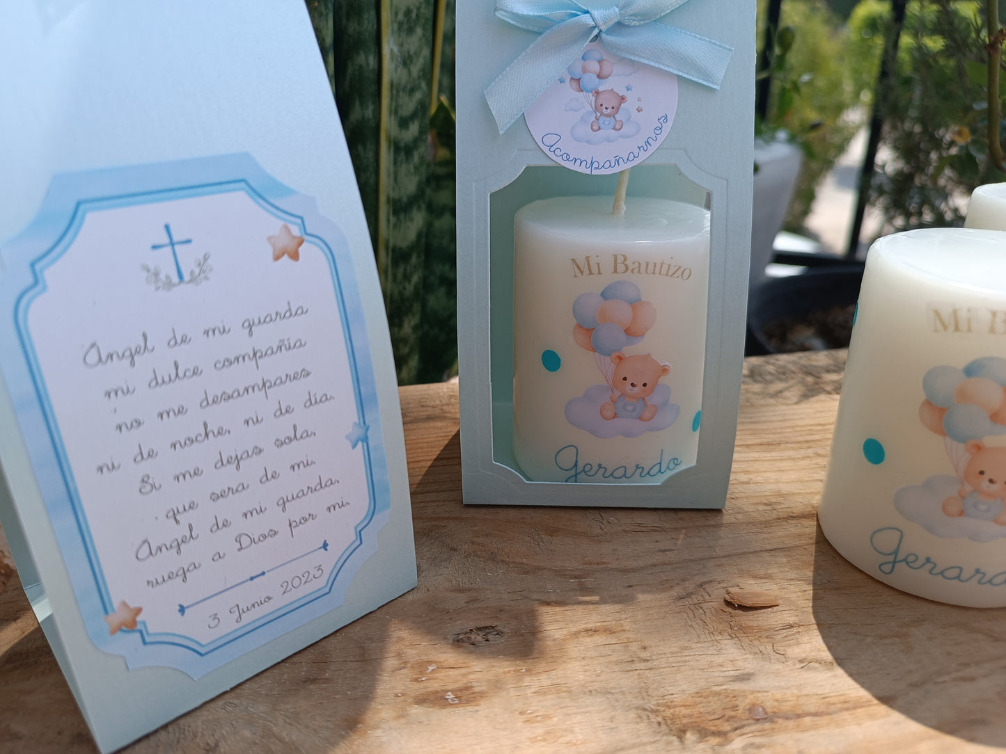 Velas con empaque de cartón. Diseño osito con globos