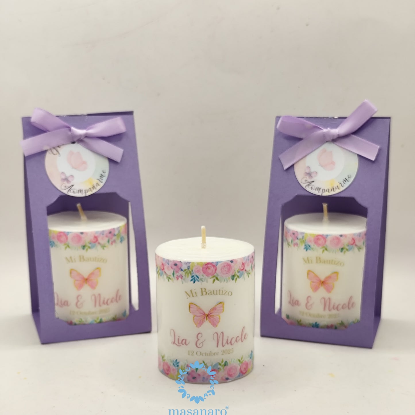 Vela con empaque de cartón. Diseño mariposa y flores moradas