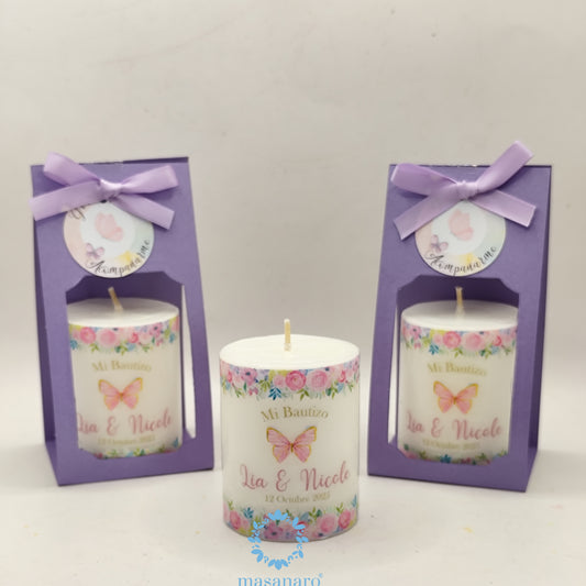 Vela con empaque de cartón. Diseño mariposa y flores moradas