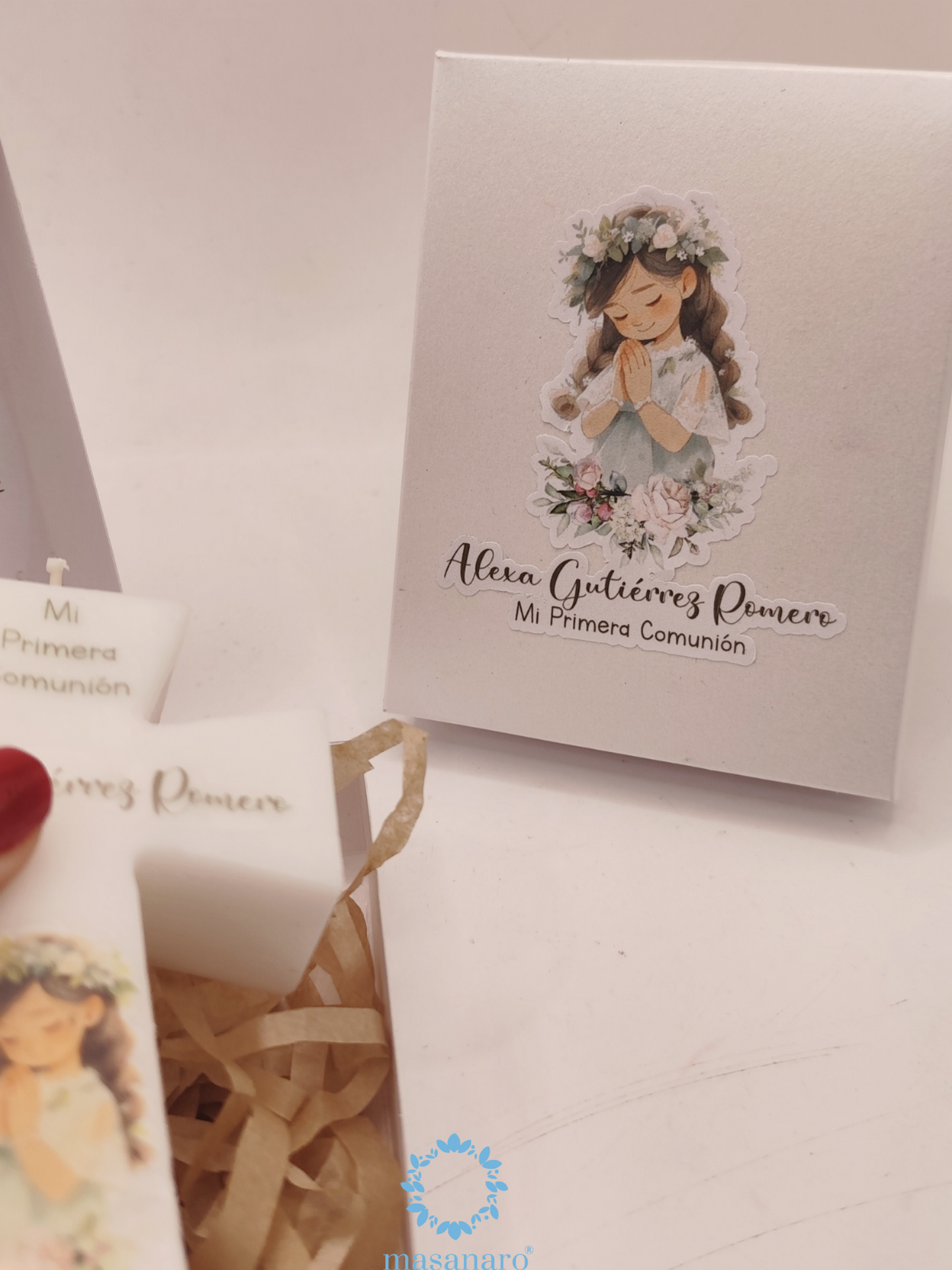 Vela de cruz en caja de cartón. Diseño muñequita con flores vintage