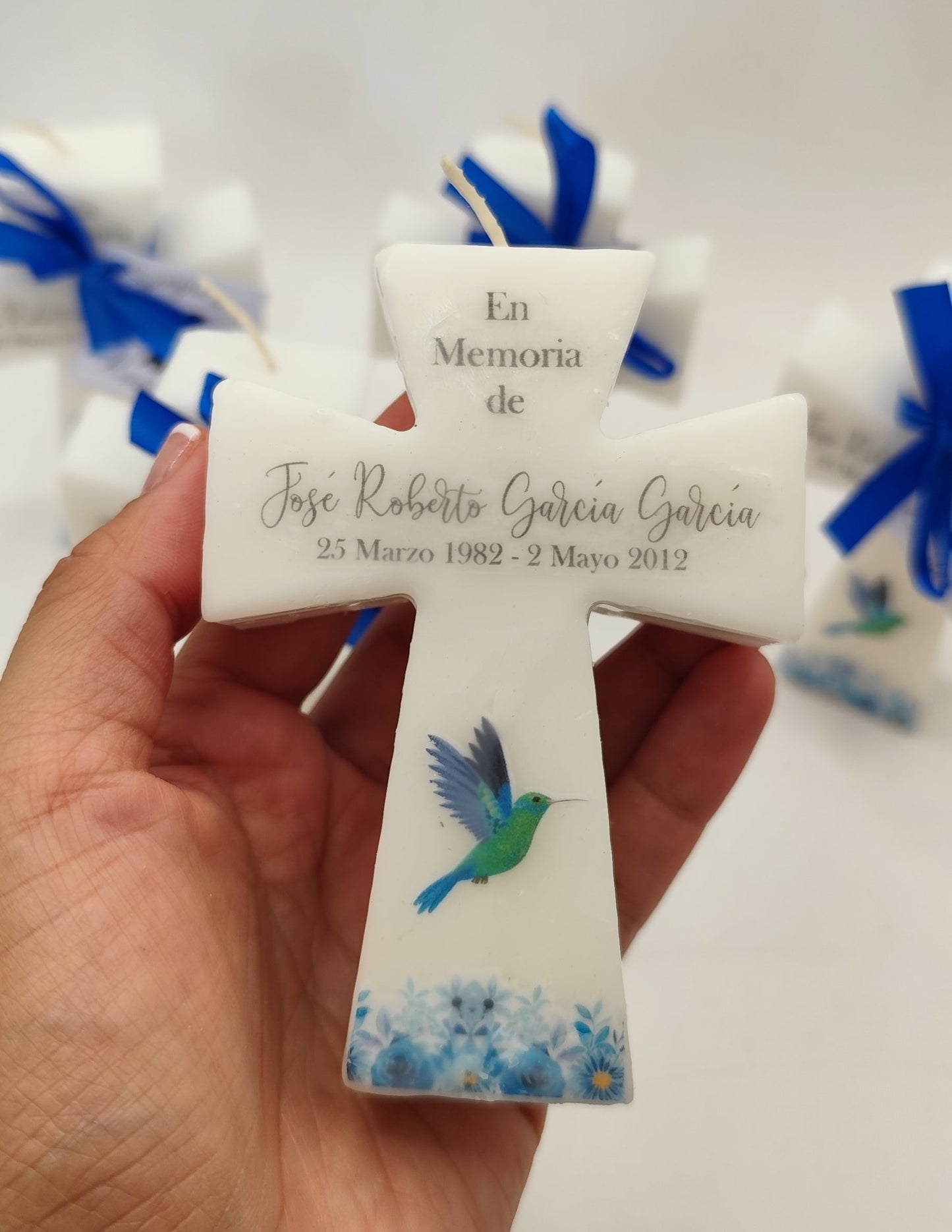 Vela de cruz. Diseño colibrí y flores azules