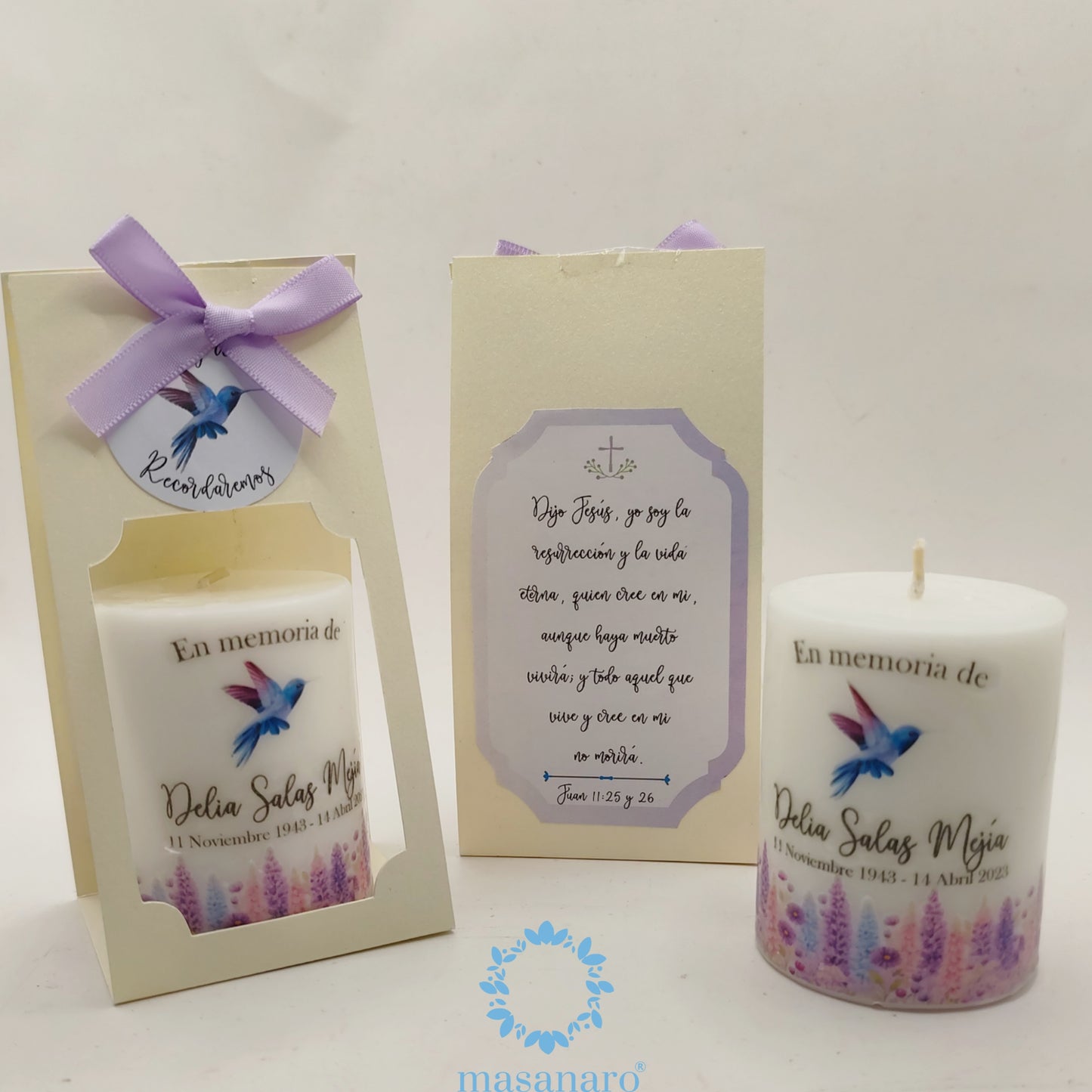 Vela de cirio con empaque de cartón. Mod. Colibrí con flores moradas