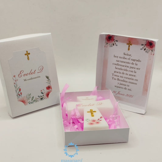 Vela de cruz en caja de cartón. Diseño flores rosas