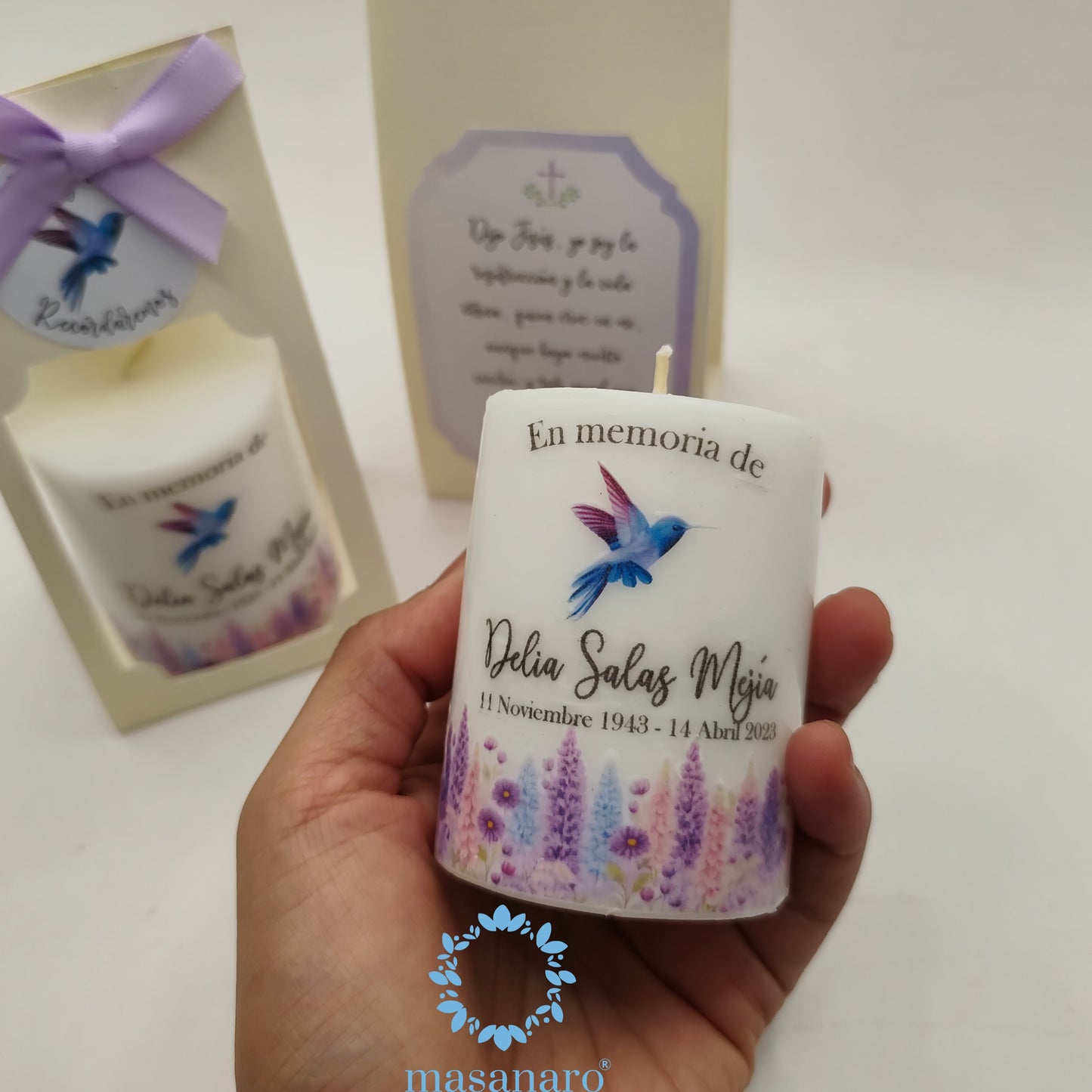 Vela de cirio con empaque de cartón. Mod. Colibrí con flores moradas