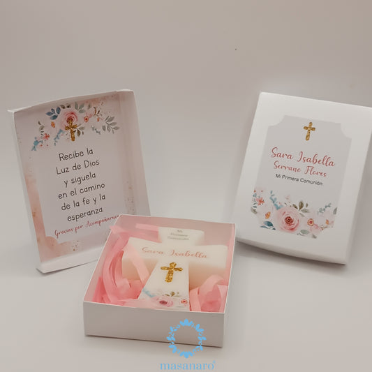 Vela de cruz en caja de cartón. Diseño flores rosas