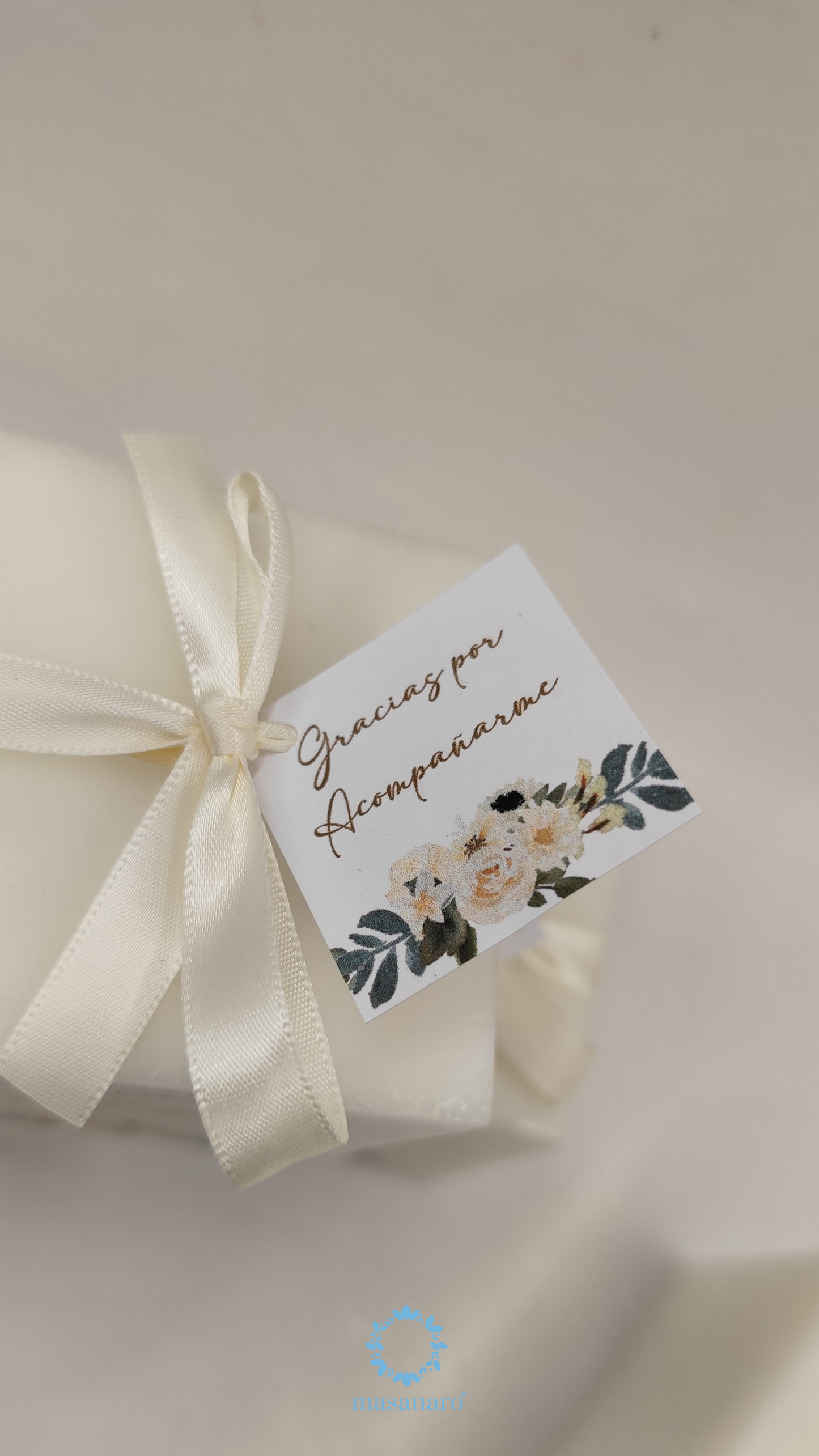 Vela cubo. Diseño flores blancas y cruz de madera