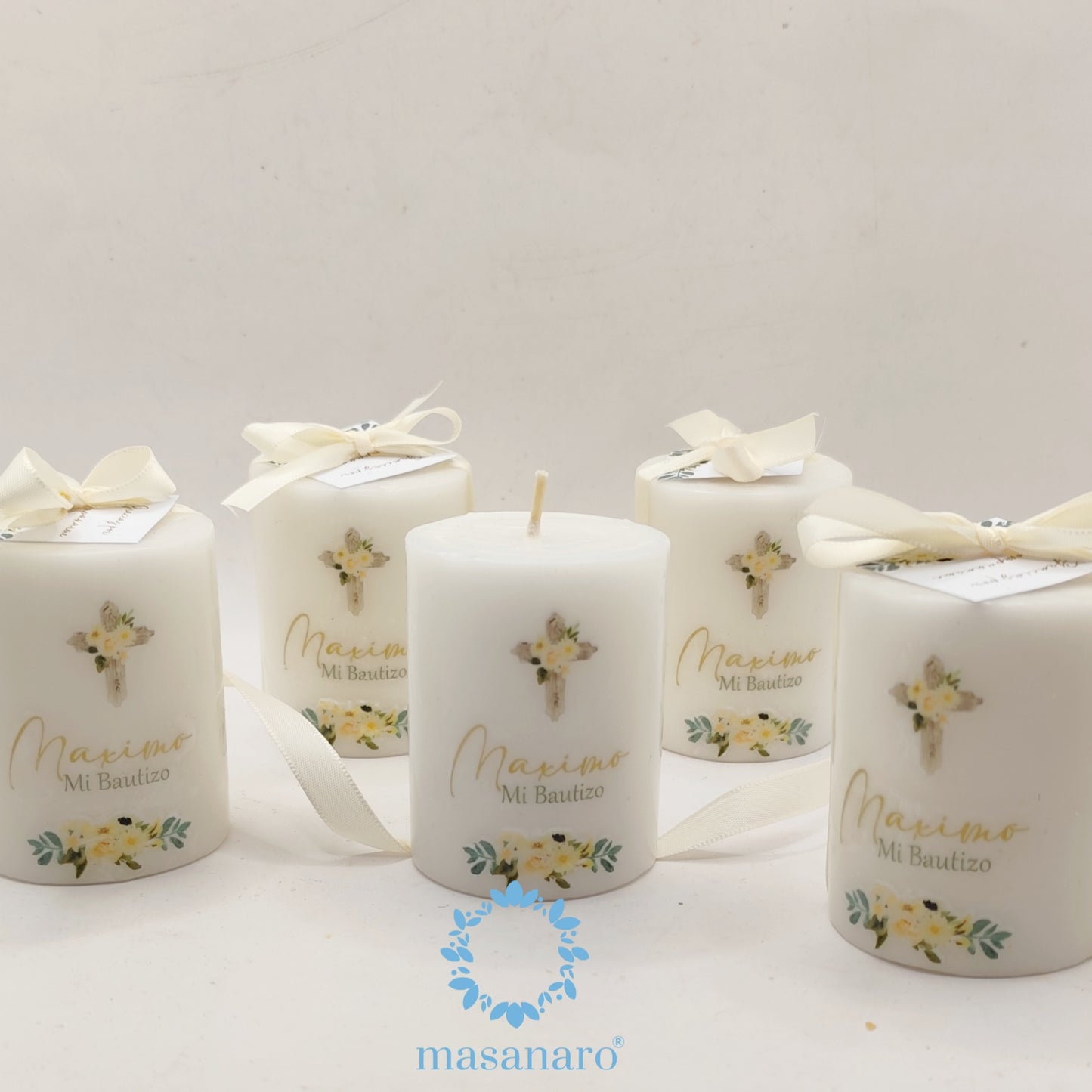 Vela con diseño de flores blancas