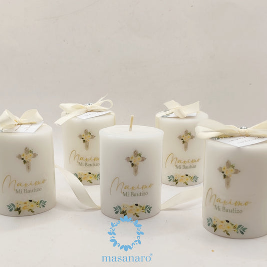 Vela con diseño de flores blancas