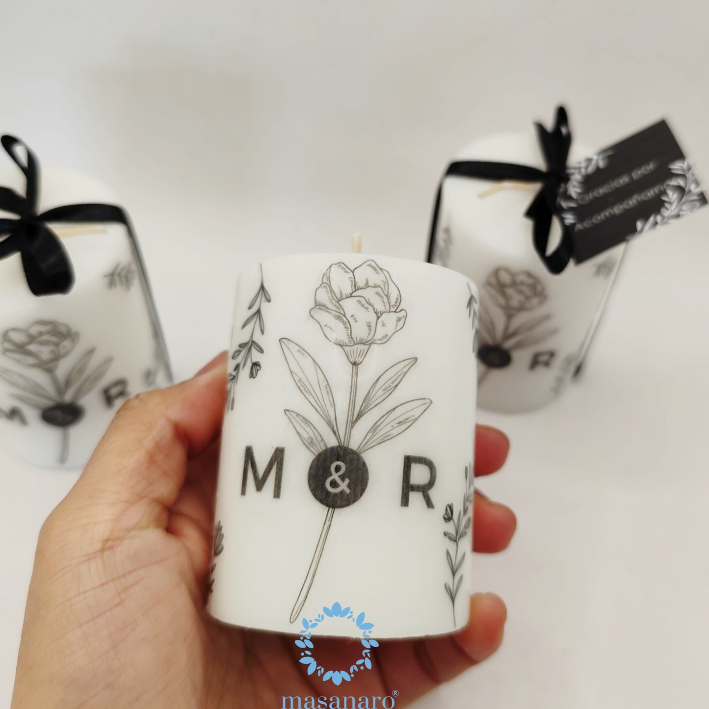 Vela con diseño floral negro