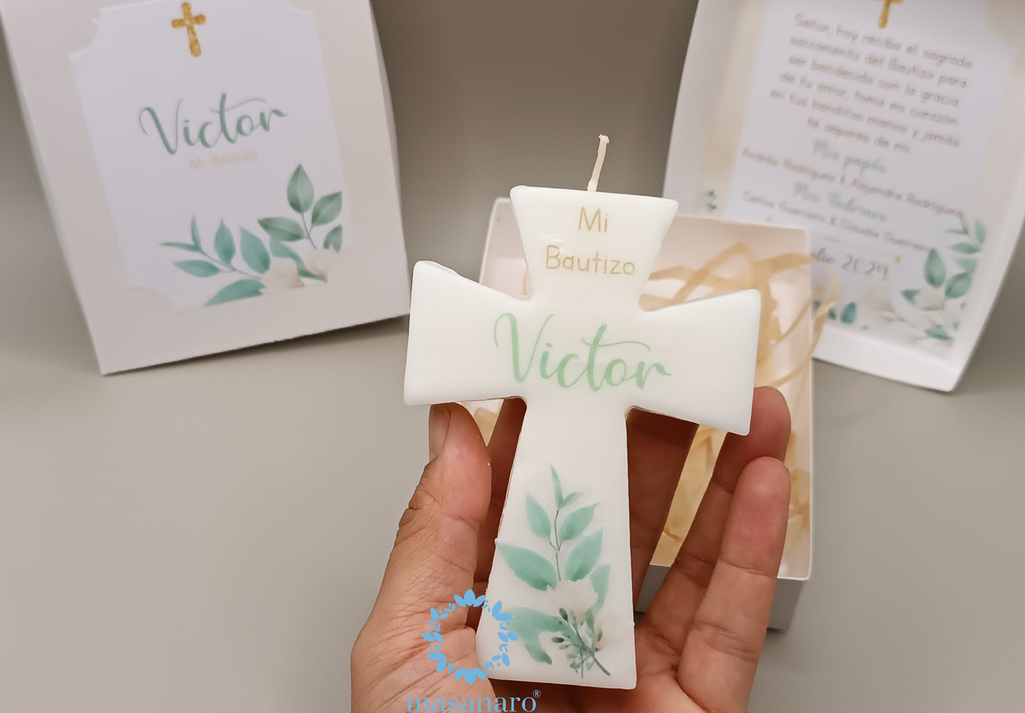 Vela de cruz con caja de cartón. Diseño hojas verdes