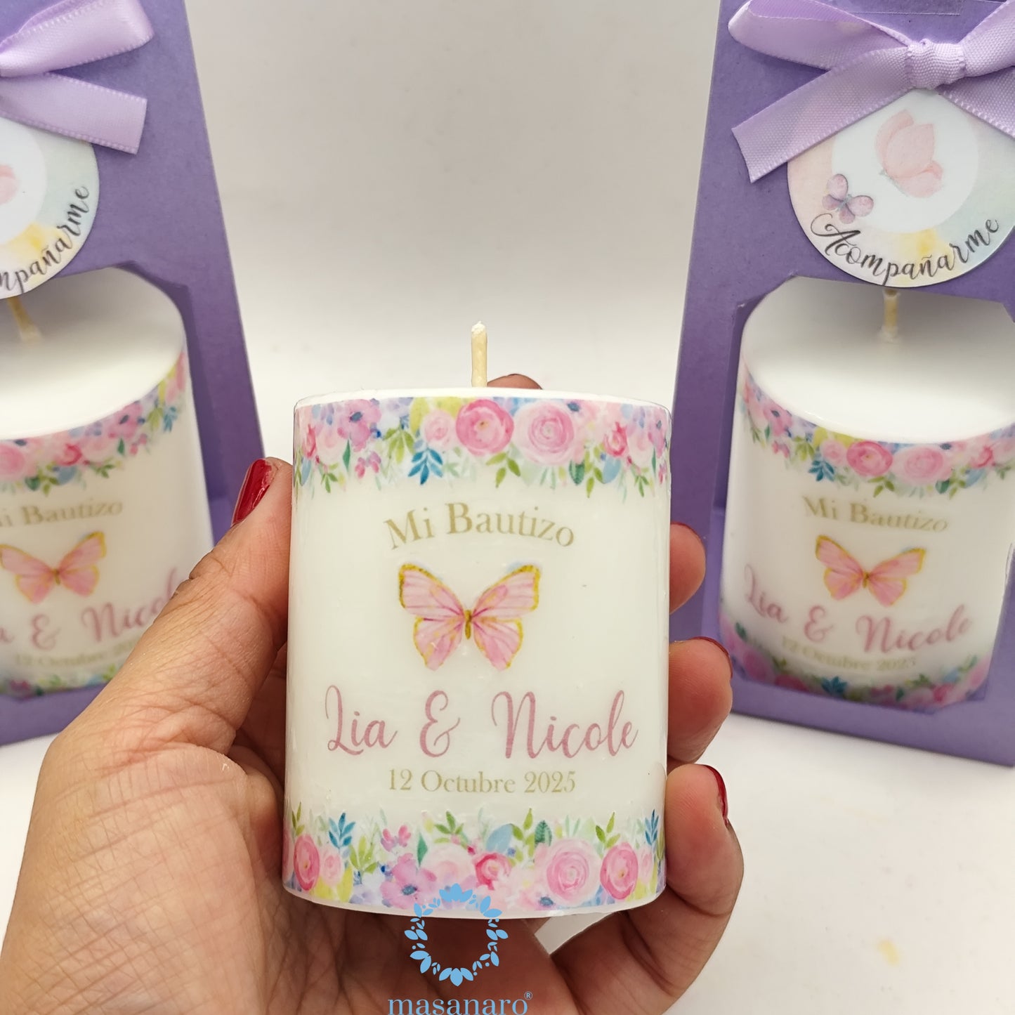 Vela con empaque de cartón. Diseño mariposa y flores moradas