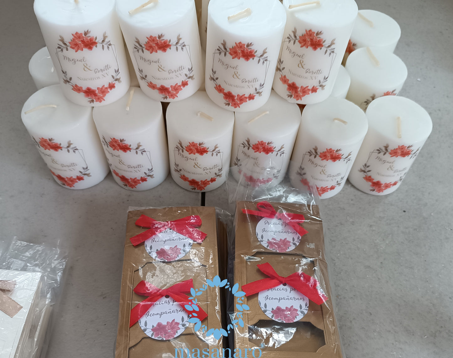 Vela con empaque de cartón. Diseño borde hojas doradas XV años