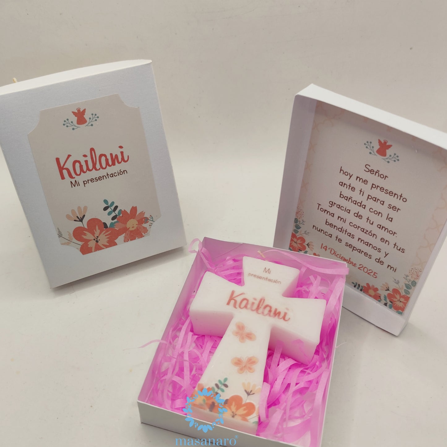 Vela de cruz en caja de cartón. Diseño Flores rosas y mariposas