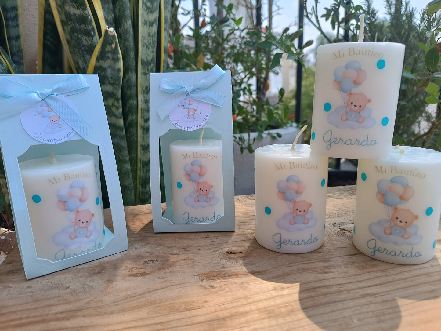 Velas con empaque de cartón. Diseño osito con globos