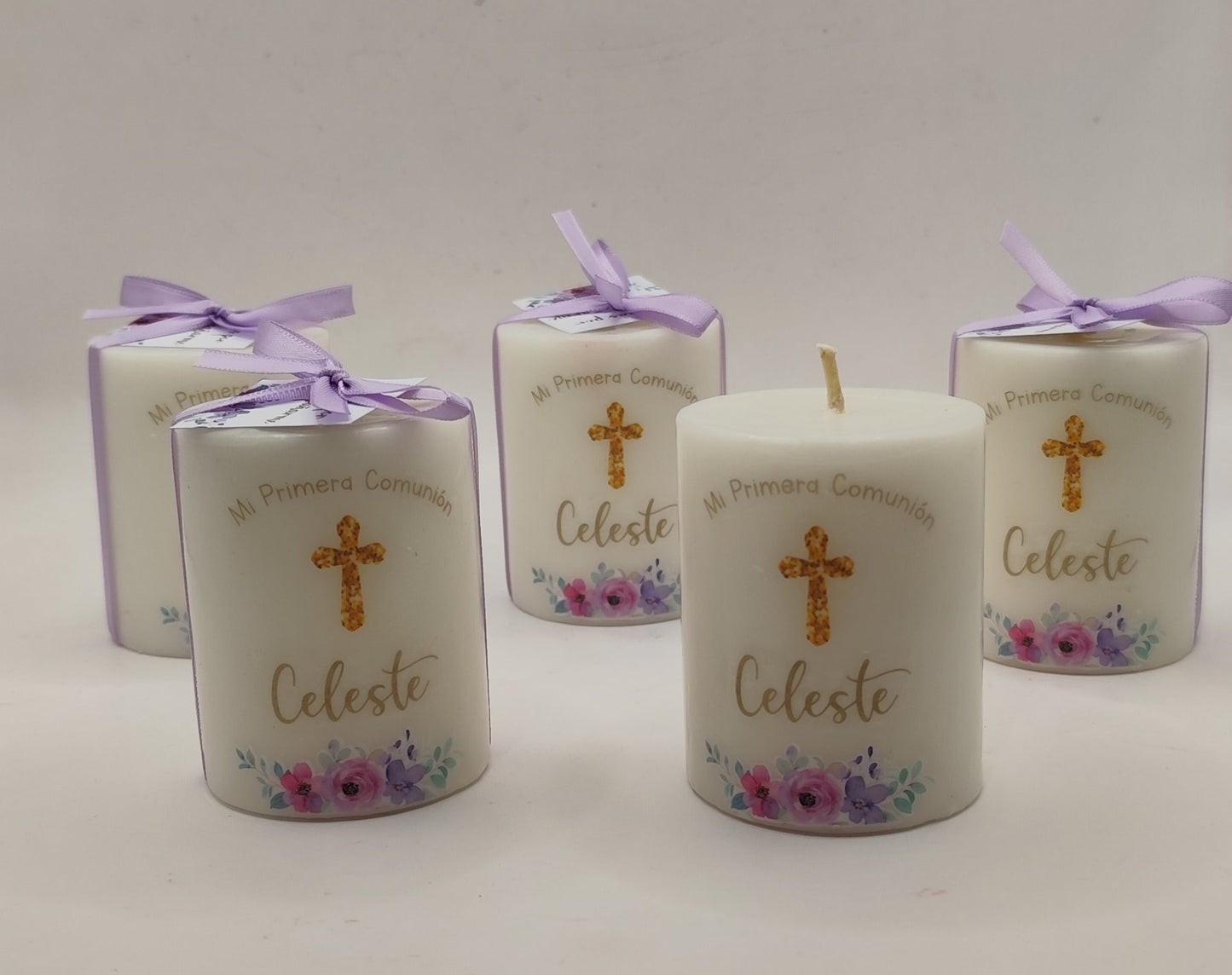 Vela. Diseño flores moradas