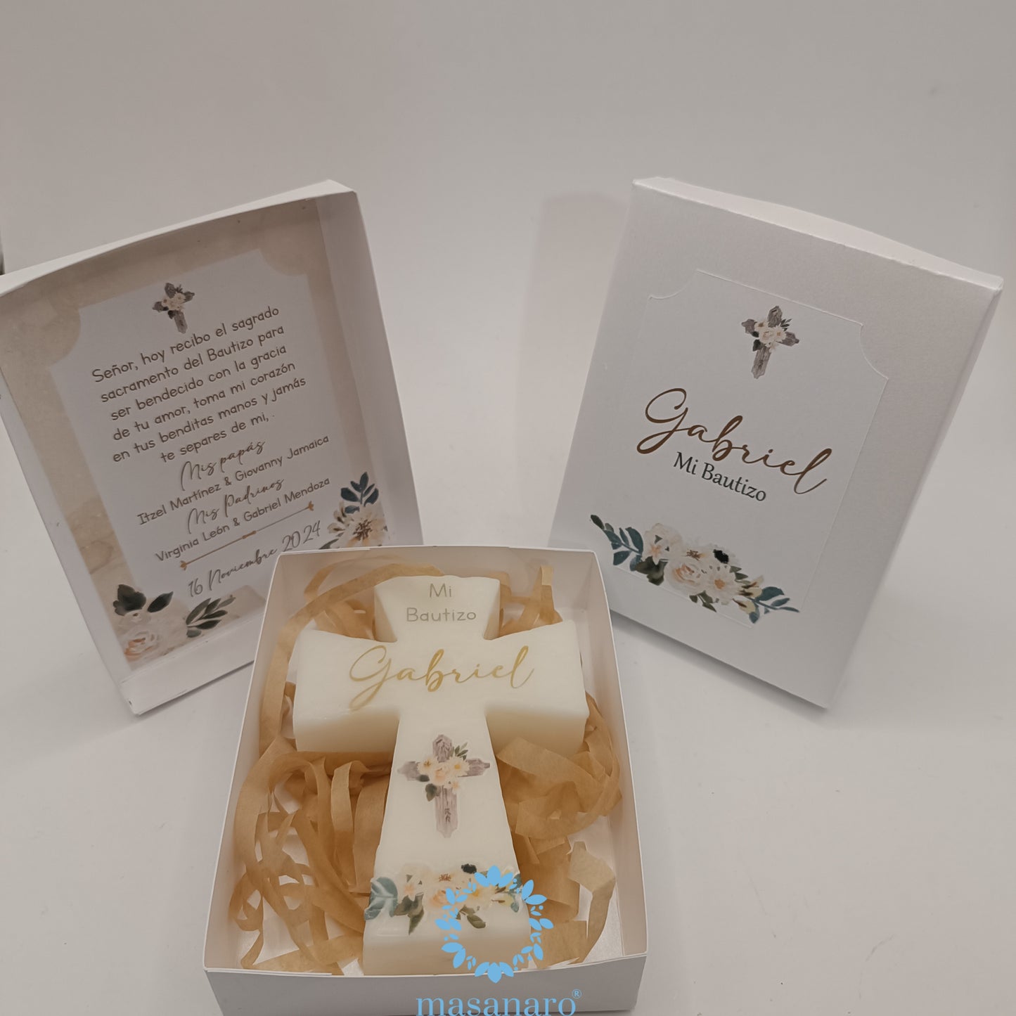 Vela de cruz con caja de cartón. Diseño flores blancas