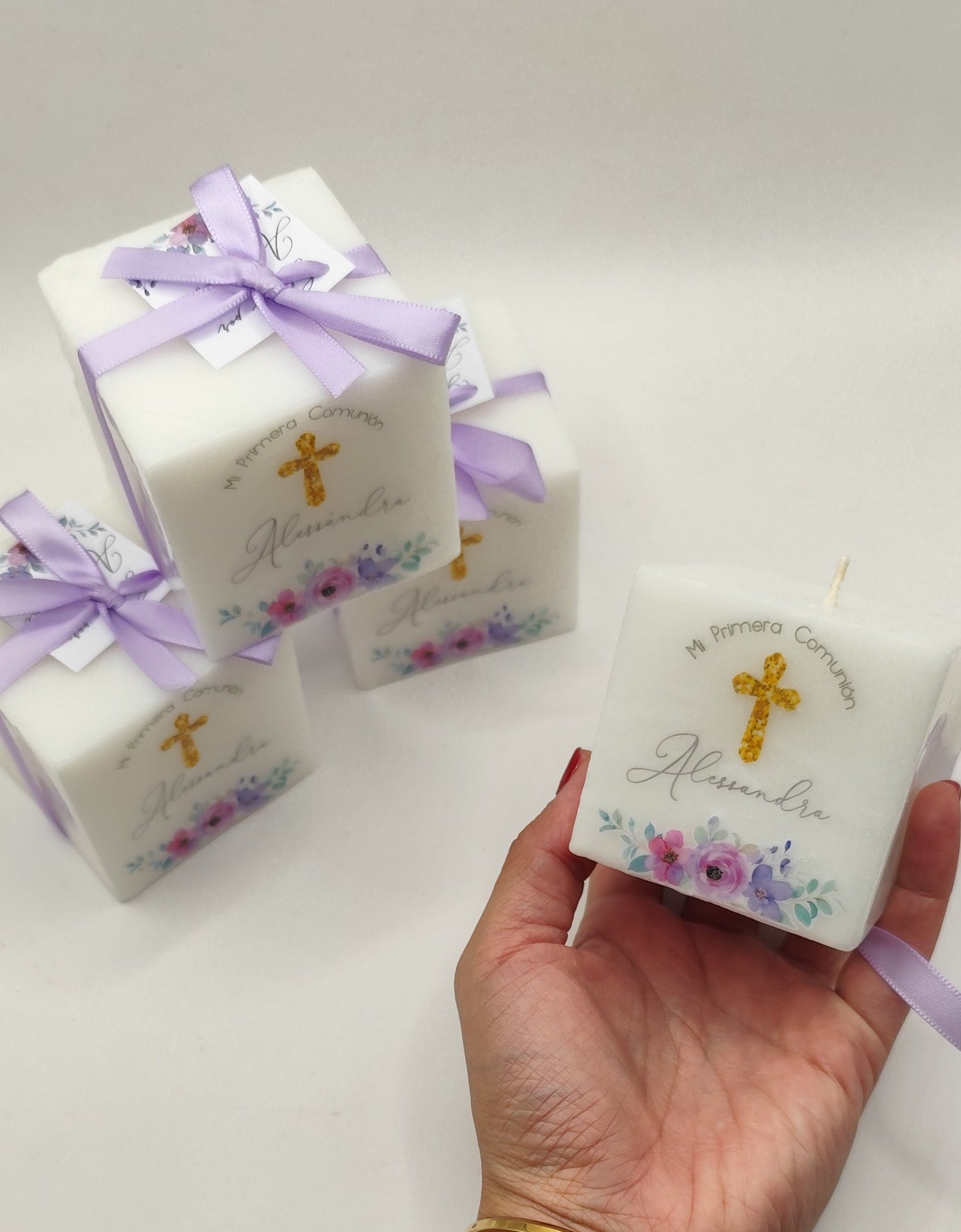 Vela cubo. Diseño flores moradas